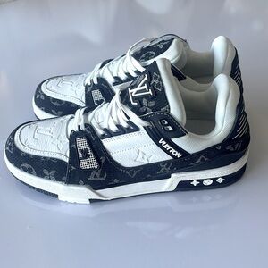 NEW without tags, GORGEOUS designer style sneakers! No box, as is 🤍🖤